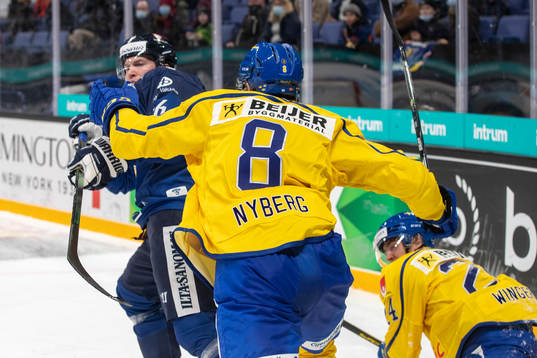 Jere Sallinen #76, FIN tackles to Andreas Wingerli #24,