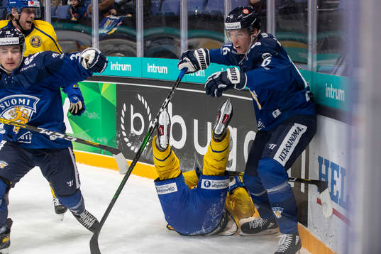 Jere Sallinen #76, FIN tackles to Andreas Wingerli #24,