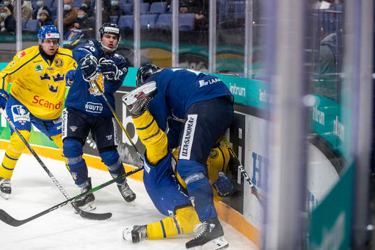 Jere Sallinen #76, FIN tackles to Andreas Wingerli #24,