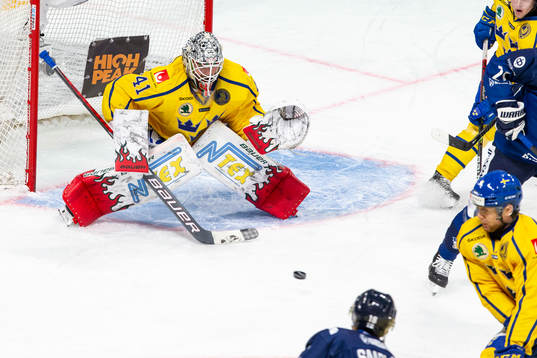 Niklas Rubin #41, SWE, Vili Saarijärvi #18, FIN score 2-2,