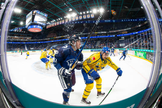 Aleksi Saarela #82, FIN, Jesper Fröden #28, SWE