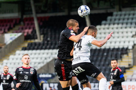 Kalmars Douglas Bergqvist och Örebros Hussein Ali i