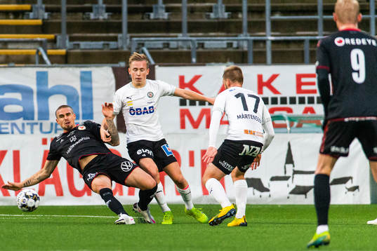 Kalmars Douglas Bergqvist och Örebros David Seger i kamp