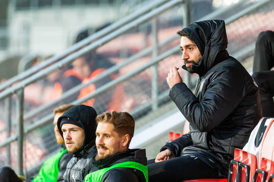 Örebros Nahir Besara på läktaren