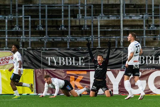 Kalmars Piotr Johansson reagerar