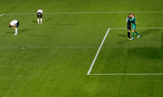 Kalmars Viktor Elm och målvakt Ole Söderberg jublar och