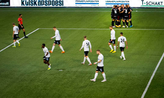 Kalmarspelarna jublar vid 0-1 målet och Örebrospelarna