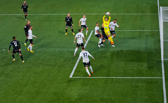Örebros målvakt Oscar Jansson räddar ett skott