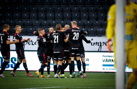 Kalmarspelarna jublar vid Örebrosjälvmål till 0-1