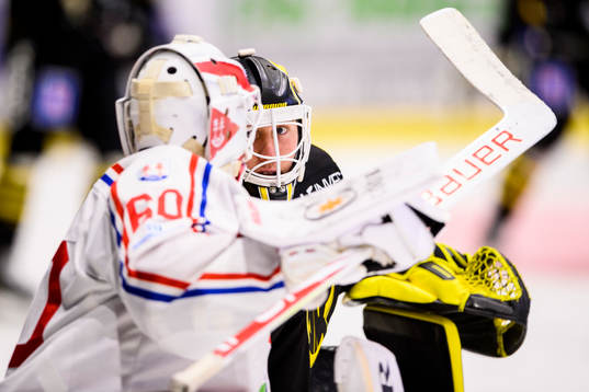 Timrås målvakt Adam Ohre och Västerås målvakt Emil