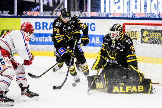 Västerås målvakt Emil Kruse och Lukas Zetterberg mot