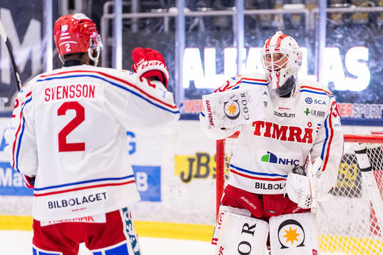 Timrås målvakt Jacob Johansson jublar