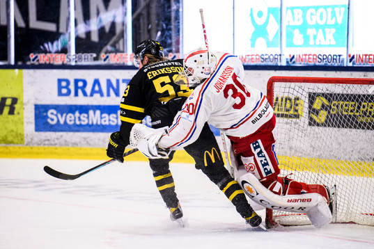 Västerås Anthon Eriksson och Timrås målvakt Jacob