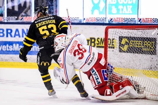 Västerås Anthon Eriksson och Timrås målvakt Jacob