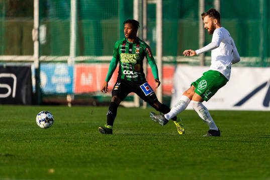 Varbergs Adama Fofana och Hammarbys Simon Sandberg