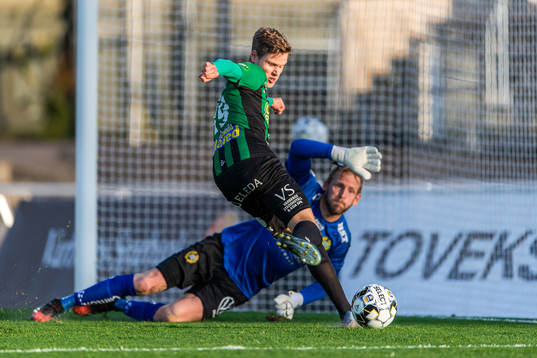 Varbergs Gustav Norlin oroar framför Hammarbys målvakt