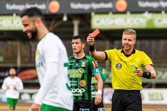 Domare Glenn Nyberg visar ut Hammarbys Mohanad Jeahze