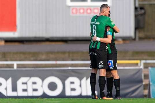 Varbergs Albert Ejupi och Astrit Selmani jublar