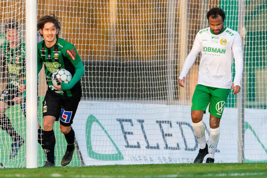 Varbergs Robin Book jublar och Hammarbys Serge-Junior