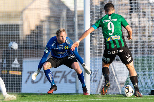 Hammarbys målvakt David Ousted och Varbergs Astrit Selmani
