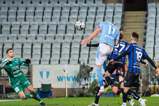 Malmö FFs  Ola Toivonen gör 3-0 bakom Sirius målvakt