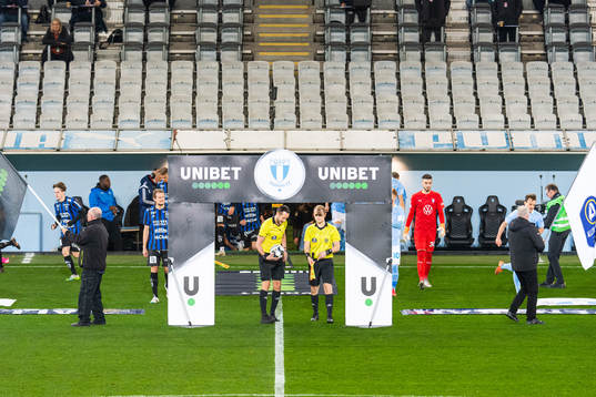 Domare Victor Wolf och spelarna gör entré