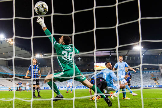 Malmö FFs Isaac Kiese Thelin gör 1-0 bakom Sirius