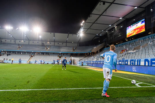 Malmö FFs Anders Christiansen slår en hörna