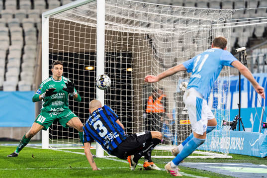 Malmö FFs Ola Toivonen skjuter mot Sirius målvakt