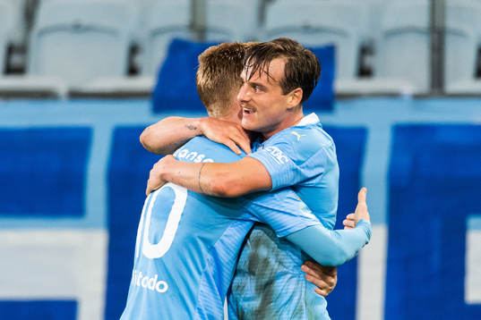 Malmö FFs Anders Christiansen jublar med målskytten till