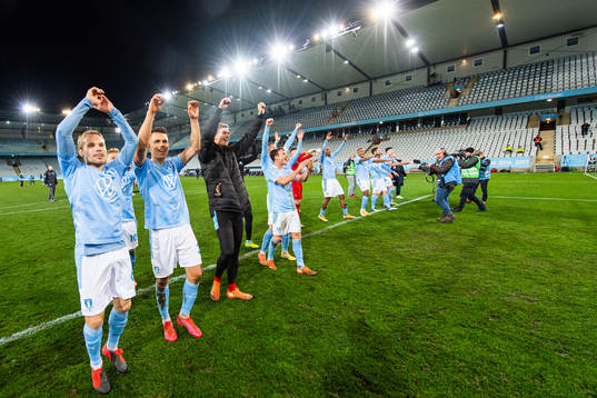Malmö FFs Oscar Lewicki och Arnór Traustason jublar över