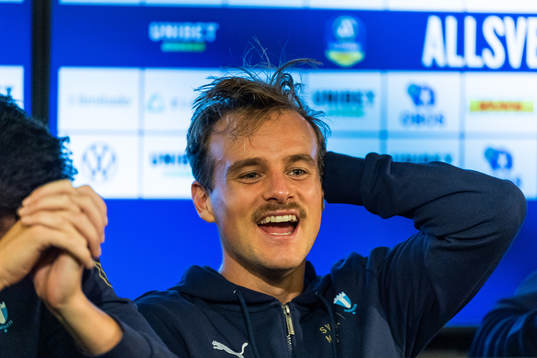 Malmö FFs Eric Larsson på presskonferensen