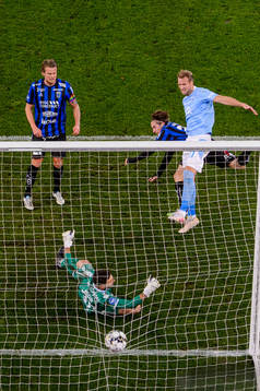 Malmö FFs  Ola Toivonen gör 3-0 bakom Sirius målvakt