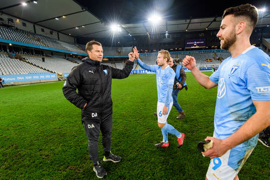 Malmö FFs sportchef Daniel Andersson jublar med Oscar