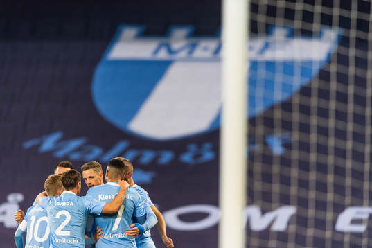 Malmö FFs  Isaac Kiese Thelin jublar med lagkamrater