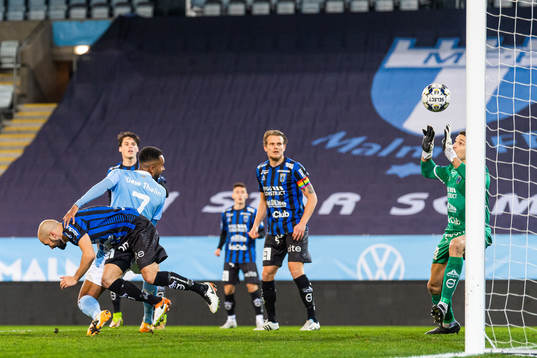 Malmö FFs  Isaac Kiese Thelin gör 1-0 bakom Sirius