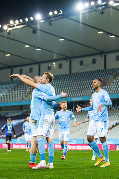 Malmö FFs Jo Inge Berget och Isaac Kiese Thelin jublar med