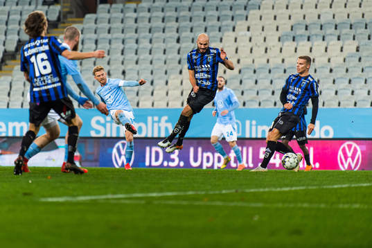 Malmö FFs  Anders Christiansen skjuter