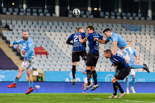 Malmö FFs Anel Ahmedhodzic i nickduell med Sirius Simon