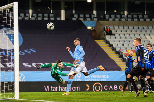 Malmö FFs Isaac Kiese Thelin och Sirius målvakt Jonathan