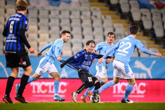 Sirius Yukiya Sugita mot Malmö FFs Arnór Traustason och
