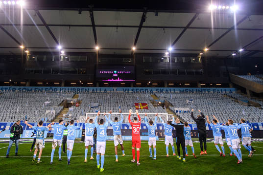Malmö FFs spelare jublar över SM-guldet framför