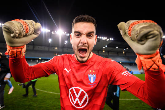 Malmö FFs målvakt Marko Johansson jublar över SM-guldet