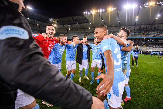 Malmö FFs Amin Sarr jublar med lagkamrater över SM-guldet