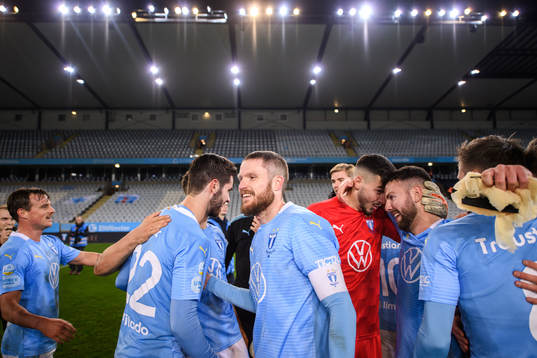 Malmö FFs Lasse Nielsen, målvakt Marko Johansson och
