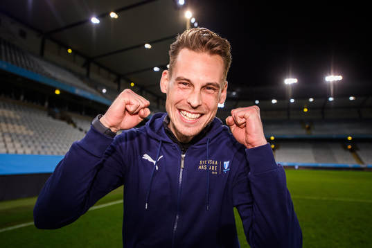 Malmö FFs assisternade tränare Daniel Bäckström jublar