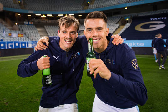Malmö FFs Eric Larsson och Jonas Knudsen jublar över
