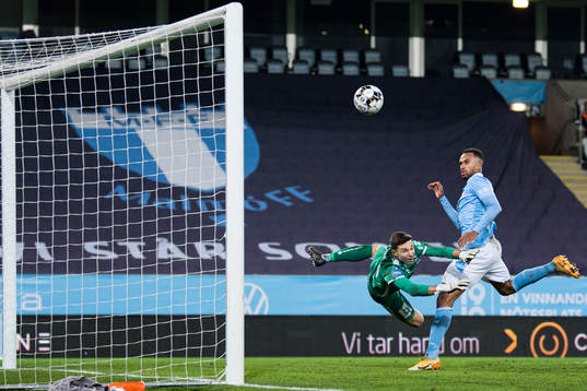 Malmö FFs Isaac Kiese Thelin och Sirius målvakt Jonathan