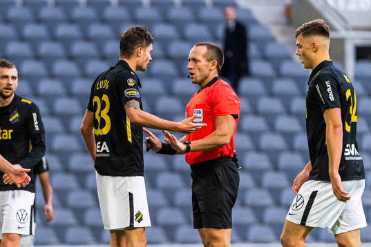 s Mikael Lustig i samtal med domare Kaspar Sjöberg