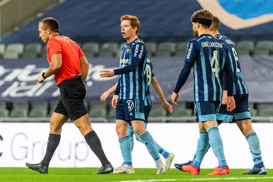Djurgårdens Aslak Witry reagerar mot domare Kaspar Sjöberg